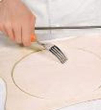 1. Этап. Фруктово-творожный торт: 2. Вырезать из теста круг диаметром 32 см и положить его на противень. Проколоть тесто в нескольких местах вилкой. Духовку нагреть до 200-220 градусов. Выпекать лист в духовке около 10 минут