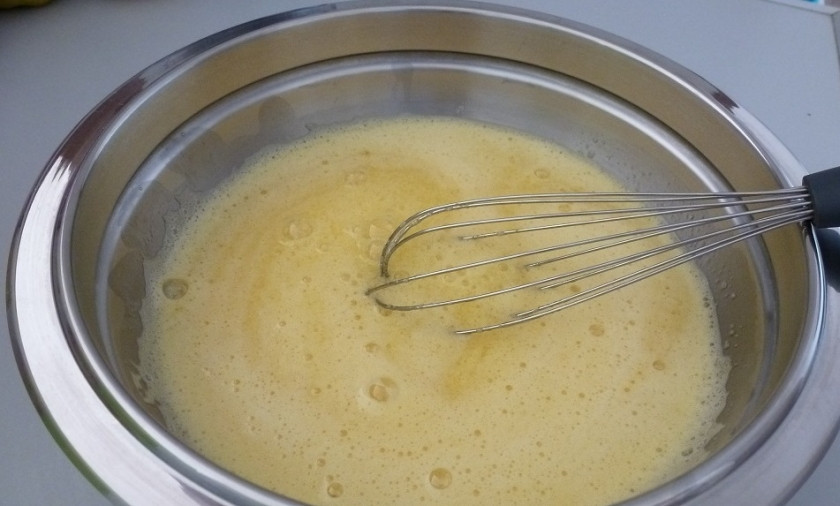 1. Этап. Запеканка из гречки с фаршем: Взбейте яйца с молоком, добавьте щепотку соли. Залейте запеканку полученной смесью и дайте ей настояться для пропитки, пару минут. Тем временем греем духовку и ставим в нее запеканку на 20 минут. температура 200 градусов.