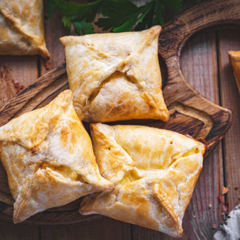 Хачапури из слоеного теста с сыром и творогом