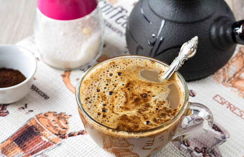 1. Этап. Кофе в турке с молоком: Разлейте напиток в чашки. Получился ароматный и вкусный кофе. С молоком получается пышная пенка. Приятного вам аппетита!