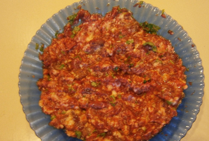 1. Этап. Мясной рулет из лосятины: Предварительно замочите в молоке белый хлеб. Затем перекрутите хлеб на мясорубке вместе с мясом, сырым яйцом, измельченной зеленью и специями.