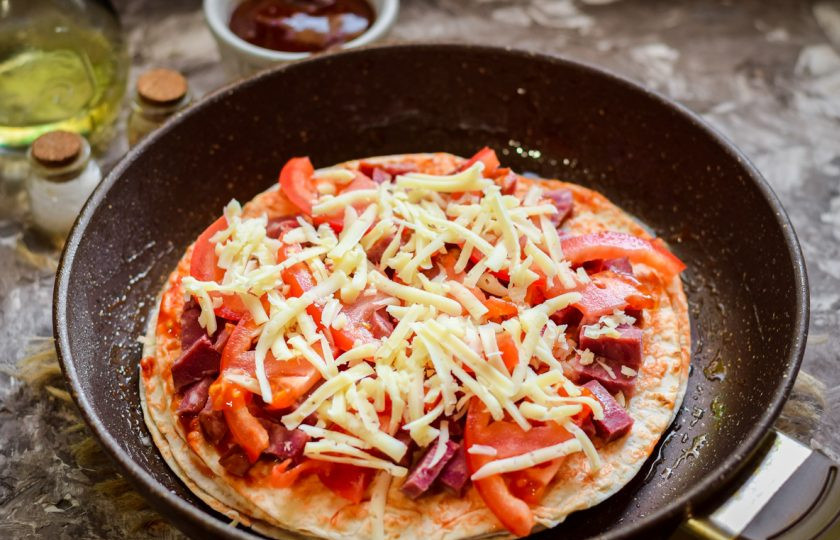 1. Этап. Пицца на сковороде за 15 минут: Переложите заготовку в сковороду, готовьте под крышкой на небольшом огне 12-15 минут.