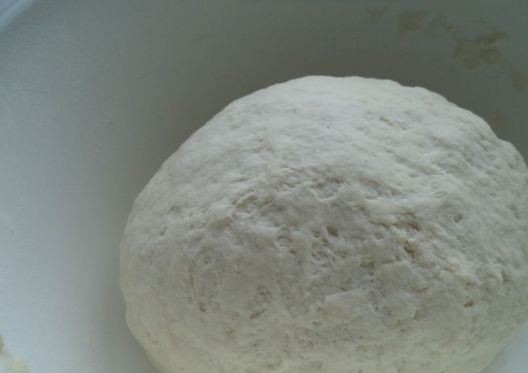 1. Этап. Тонкое бездрожжевое тесто: Замесите гладкое однородное тесто. Скатайте его в шар. Накройте тесто в миске полотенцем и дайте ему постоять минут двадцать при комнатной температуре, чтобы из муки выделилась необходимая клейковина. Тесто можно заготавливать впрок и хранить его в морозилке.
