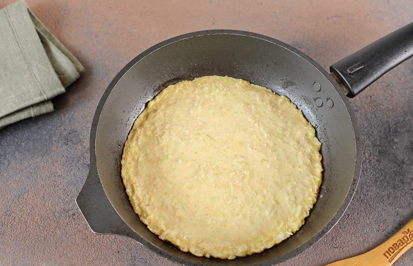 1. Этап. Овсяноблин с кабачком: Сковороду с растительным маслом хорошо прогрейте и выложите тесто. Если сковорода небольшая, то можно разделить массу на две порции.