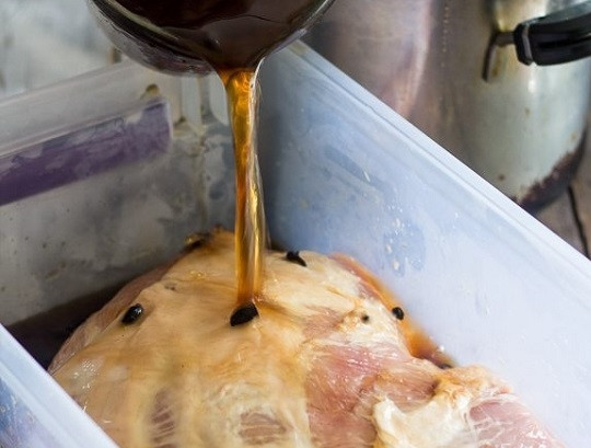 1. Этап. Ветчина без ветчинницы: 2. Выложите мясо в большой контейнер, залейте маринадом.