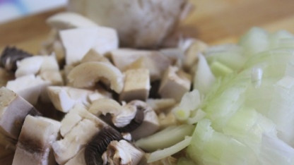 1. Этап. Жюльен из языка: Нарежьте грибы, нарубите репчатый лук.