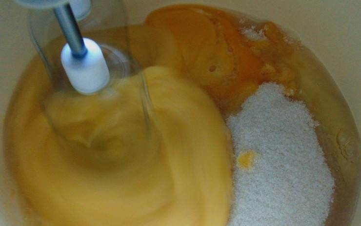 1. Этап. Шарлотка в аэрогриле: Для начала взбейте миксером яйца с сахаром до пены.