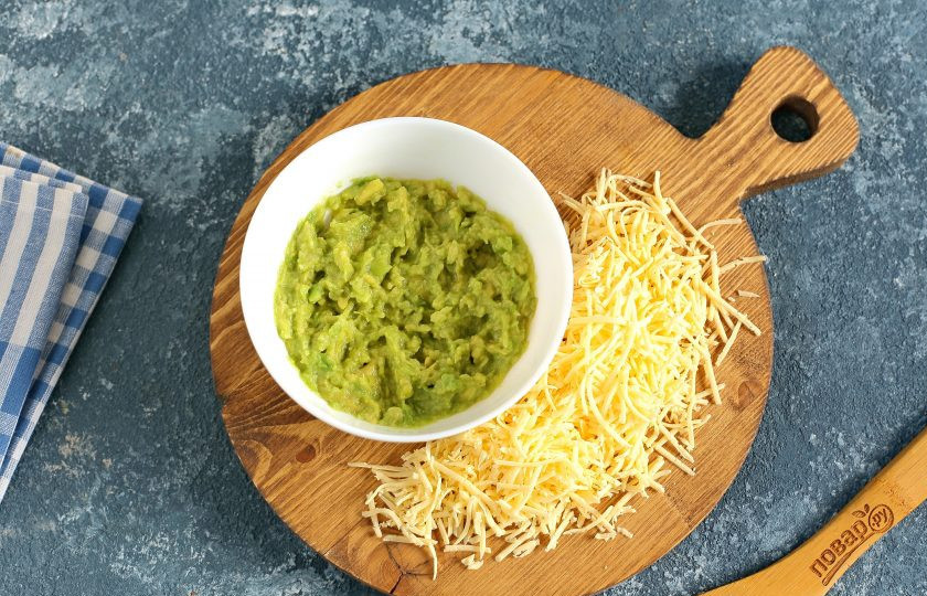 1. Этап. Диетические начинки для лаваша: Из авокадо достаньте ложечкой мякоть, полейте соком лимона, посолите. Поперчите и разомните вилкой. Сыр натрите на мелкой терке.