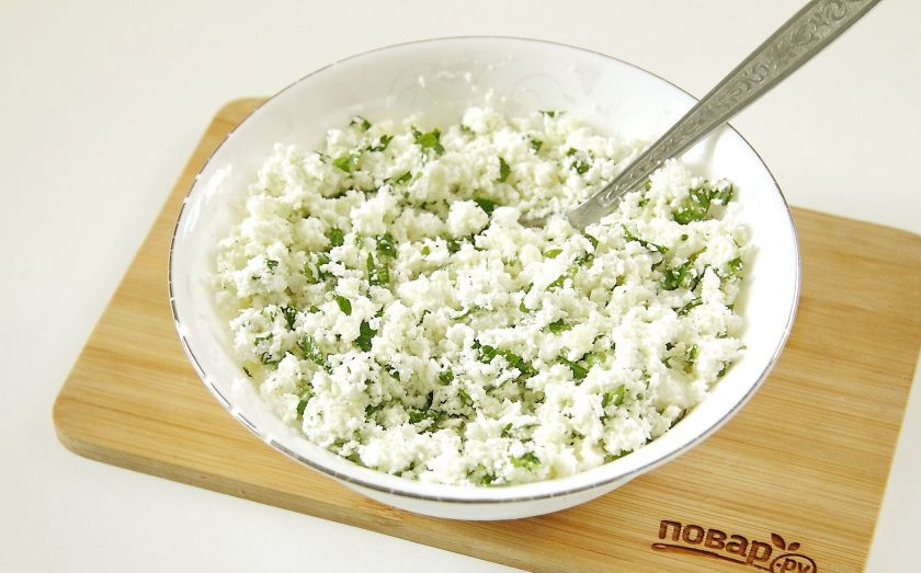 1. Этап. Котлеты из индейки с творогом: Для начинки соедините творог и зелень. Добавьте по вкусу соль, перец и хорошо перемешайте.