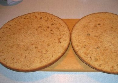 1. Этап. Медовый торт простой: Остывший медовый бисквит разрезаем на 2 или 3 части.