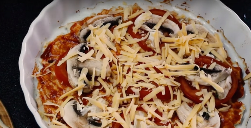 1. Этап. ПП пицца без теста: 5. Готовый корж достаньте из духовки и смажьте томатной пастой, затем выложите начинку. Отправьте пиццу в духовку на 15-20 минут.