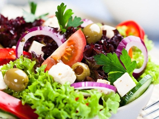 1. Этап. Традиционный греческий салат: Соединить все ингредиенты в салатнике. Добавить соль, перец и орегано. Заправить оливковым маслом и хорошо перемешать. Подавать на стол сразу!