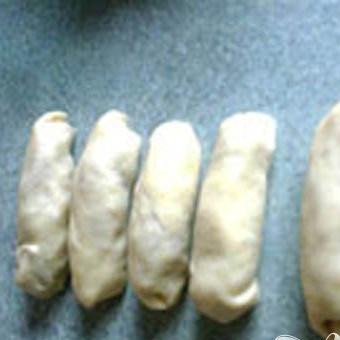 1. Этап. Вареники-Крученики постные: 2. Начинкой служит у нас квашеная капуста. Капусту кладем на краешек лепешки, и затем сворачиваем в рулет. Проделываем это с каждой лепешечкой.