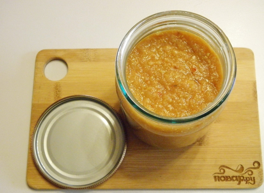 1. Этап. Кабачковая икра с луком на зиму: Разложите готовую икру по стерильным баночкам, прикройте крышками и стерилизуйте по 30 минут каждую баночку. После чего закатайте ключом. Переверните вверх дном и оставьте остывать. После чего уберите в прохладное темное место для хранения.