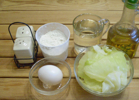 1. Этап. Капустные блины: 1. Сначала отвариваем капусту. Берем листы, погружаем в подсоленную воду и доводим до кипения. Варим 3-4 минуты до мягкости. Отцеживаем от воды.