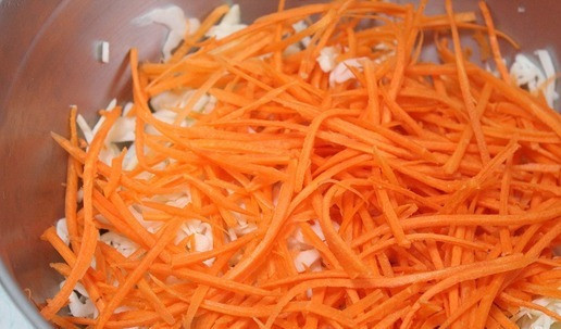 1. Этап. Салат Зимнее ассорти: Добавить натертую морковь.