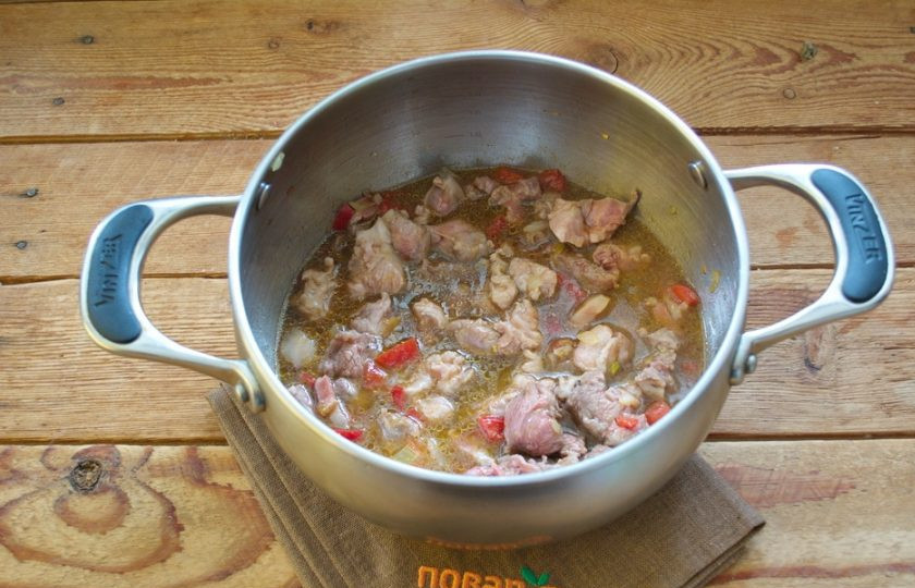 1. Этап. Цыганский острый суп: Когда мясо обжарится, добавьте в кастрюлю стакан вина. Тушите все на медленном огне, пока жидкость не уварится вдвое.