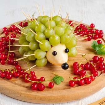 Ежик из винограда и груши