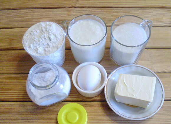 1. Этап. Кексики на кефире: 1. Кексики на кефире не нуждаются в уксусе, соду перегасит в тесте сам кефир. Приготовим продукты для кексиков. Кефир подогреем немного.