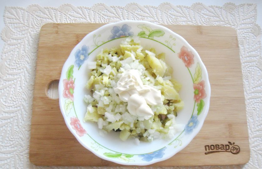 1. Этап. Салат со свининой и солеными огурцами: Салат посолите и поперчите по вкусу, заправьте майонезом.