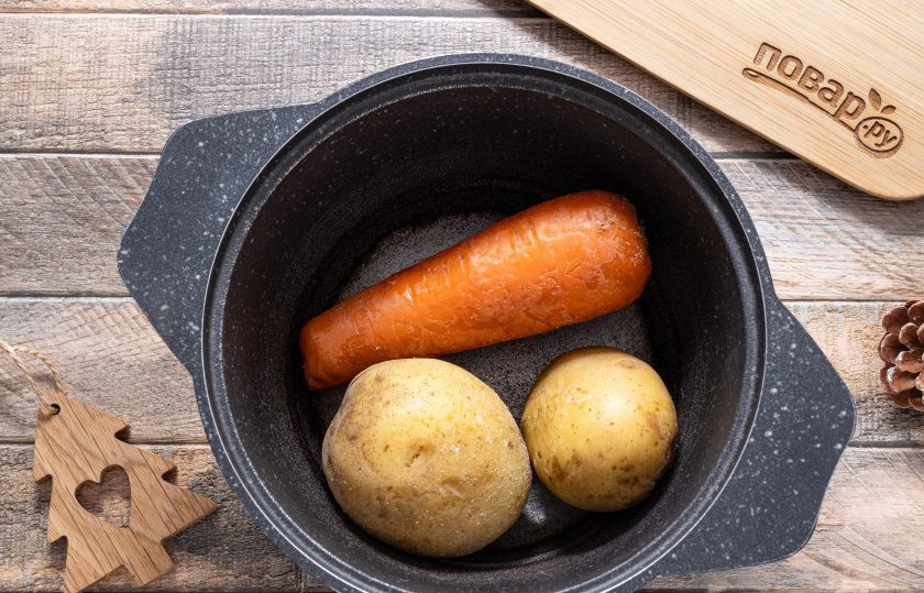 1. Этап. Вегетарианский салат Змея: Картофель и морковь отварите в мундирах до готовности и остудите.