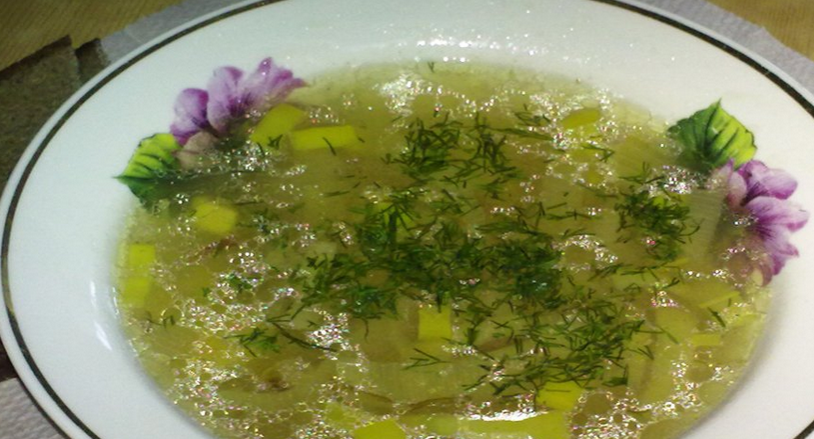 1. Этап. Картофельный суп с луком-пореем: Готовый суп присыпаем измельченной зеленью. Приятного аппетита!