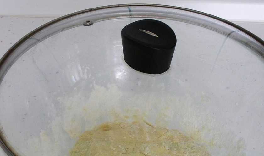 1. Этап. Творожное печенье для детей: Накройте тесто крышкой или пищевой плёнкой и уберите на полчаса в холодильник.