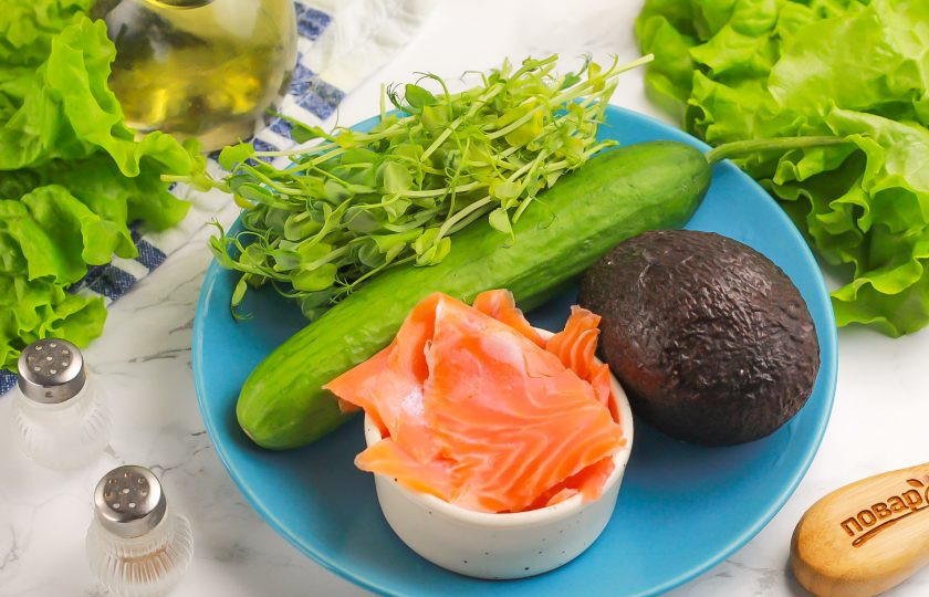 1. Этап. Салат с семгой, авокадо и огурцом: Подготовьте указанные продукты. Семгу приобретите слабосоленую в супермаркете или засолите заранее в домашних условиях.