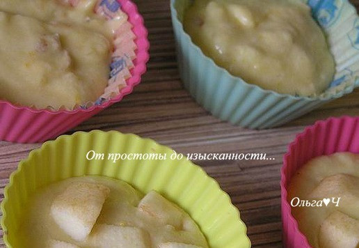 1. Этап. Апельсиновые кексы с яблоками: Яблоки нарежьте кусочками. Разложите половину теста по 10-12 формочкам для кексов (можно сразу вложить бумажные формочки для удобства). Выложите яблоки, сверху добавьте оставшееся тесто.