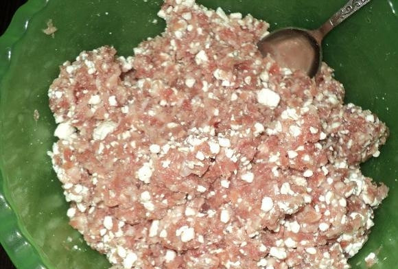 1. Этап. Тефтели с творогом: Теперь выкладываем творог и еще раз аккуратно перемешиваем все ингредиенты до получения однородной массы.