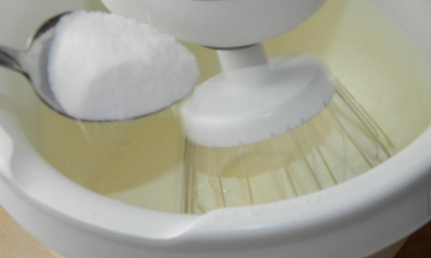 1. Этап. Торт с ягодной прослойкой: Для приготовления бисквита взбейте яйца с сахаром в пену.