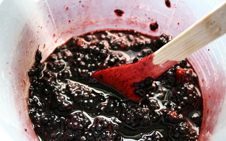 1. Этап. Заготовка варенья из ежевики на зиму: Переложите ежевику в миску, раздавите ягоды в пюре с помощью ложки.