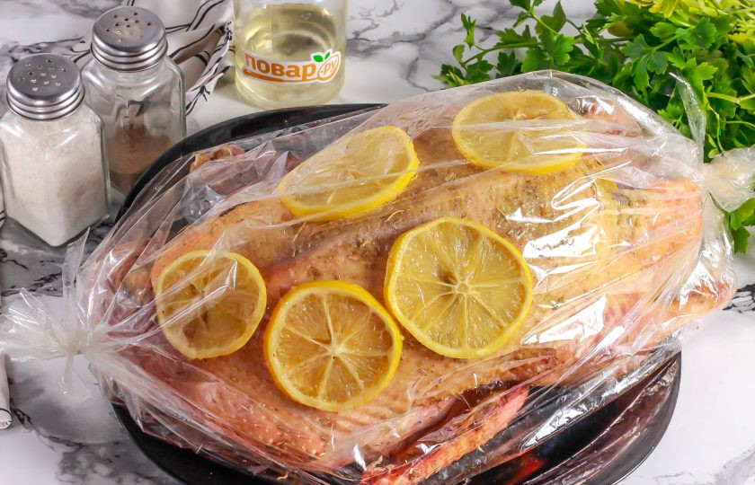 1. Этап. Утка с лимоном и розмарином в духовке: Затем поместите утку с лимонами и розмарином в рукав для запекания. Прогрейте духовку до 180 градусов и запеките утку примерно 1,5-2 часа. За 15 минут до окончания запекания рукав аккуратно разрежьте сверху, стараясь не слить образовавшийся жир, и подрумяньте корочку на птице.