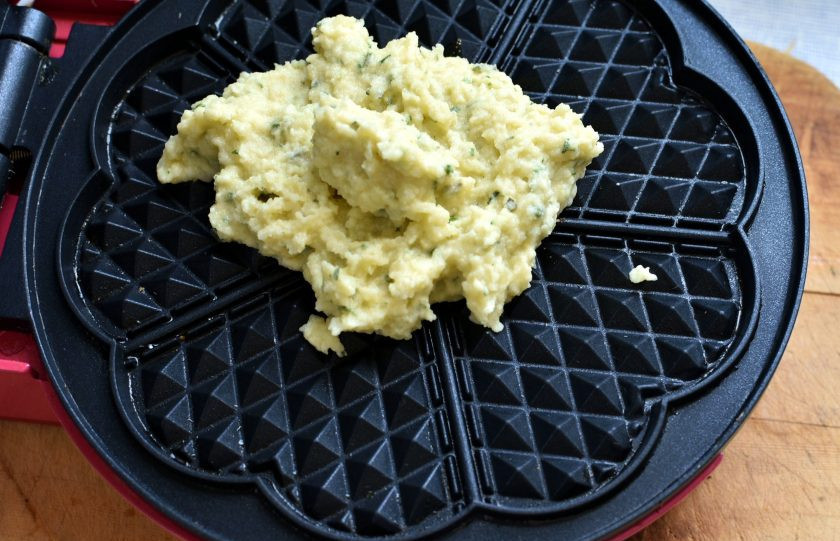 1. Этап. Закусочные картофельные вафли: Разогрейте пластины вафельницы, смажьте один раз маслом и выпекайте тонкие вафли.