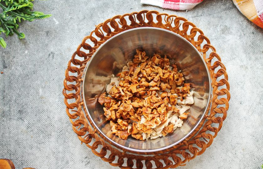 1. Этап. Салат Арбузная долька с курицей и грибами: Добавьте к курице обжаренные грибы.