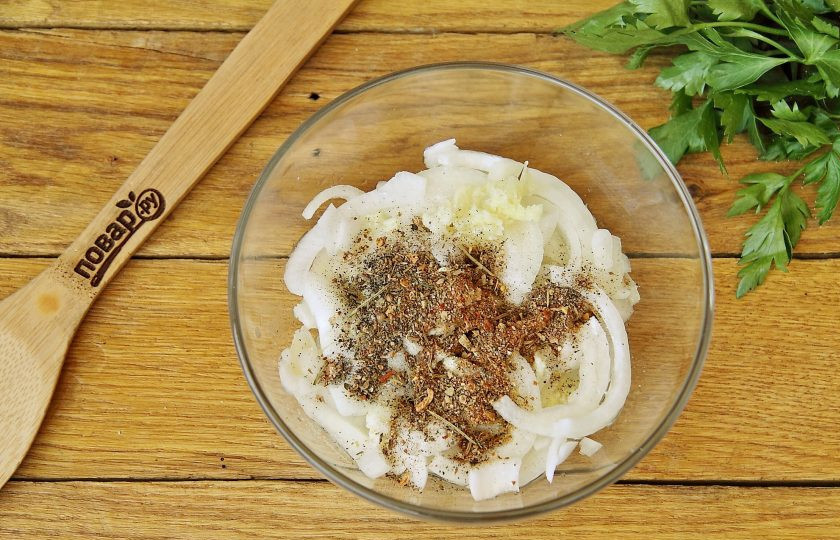 1. Этап. Шашлык с чесноком: Добавьте к луку и чесноку растительное масло, уксус, соль и специи для шашлыка.