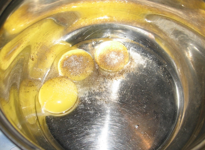 1. Этап. Рыба под белым соусом: 4. Отделяем желтки от белков, добавляем к желткам черный молотый перец и ставим их в емкости с антипригарным покрытием на огонь.