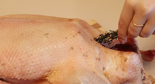 1. Этап. Гусь в гусятнице: 4. Туда же вложите веточки тимьяна. Использовать в рецепте приготовления гуся в гусятнице можно также и другие (не только свежие, но и сушеные) травы для аромата.