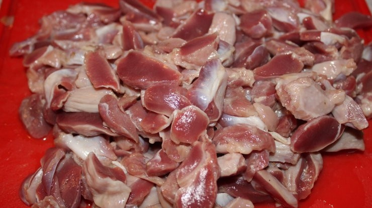 1. Этап. Куриные желудки по-деревенски: Желудочки промойте и очистите от плёнок и прожилок. Затем разрежьте их на 2 части.