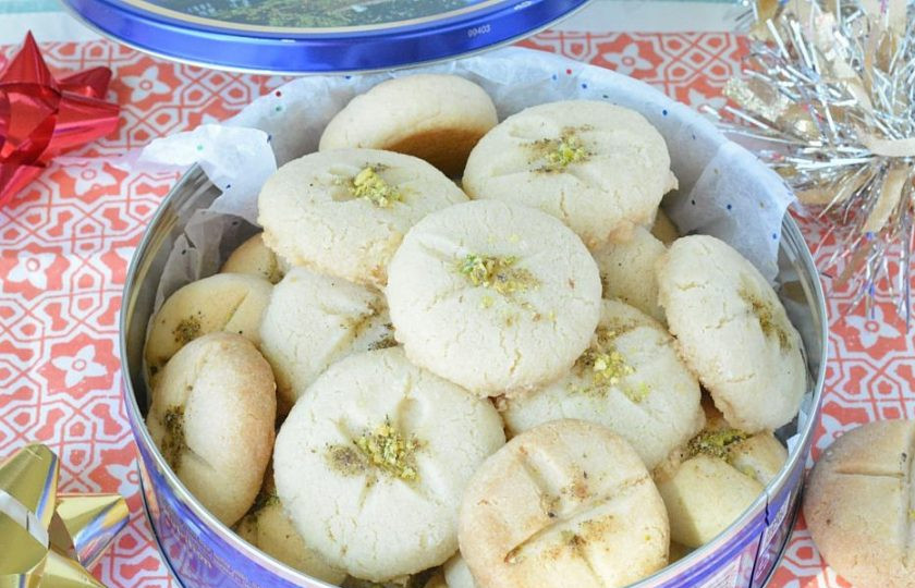 1. Этап. Индийское песочное печенье Нанхатаи: 13. Посыпьте печенье мелко нарезанными фисташками и наслаждайтесь.