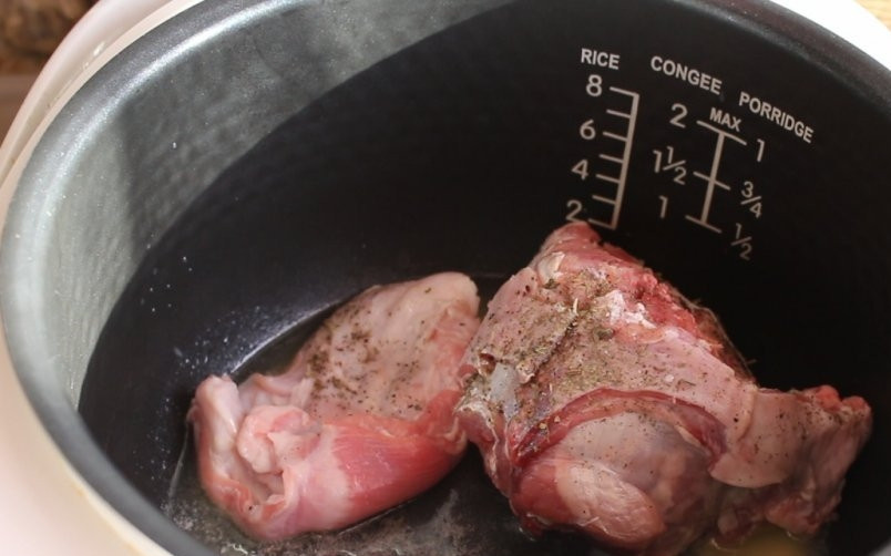 1. Этап. Кролик в сметанном соусе в мультиварке: Кролика промойте и разделите на части. В чаше мультиварки разогрейте два вида масла. Натрите мясо солью, перцем и сушёным базиликом, опустите в чашу мультиварки. Установите режим 