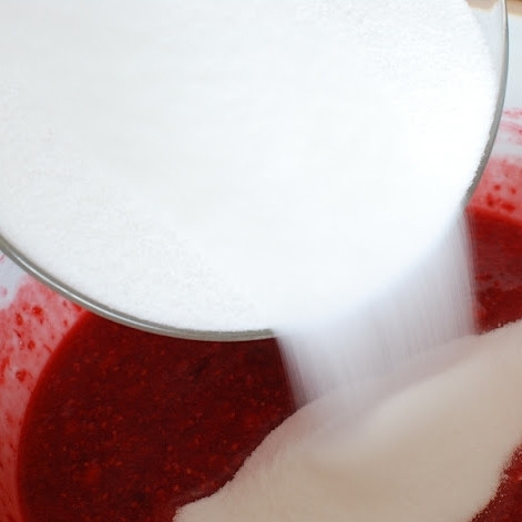 1. Этап. Сырой клубнично-малиновый джем: Перемешиваем, добавляем сахар.