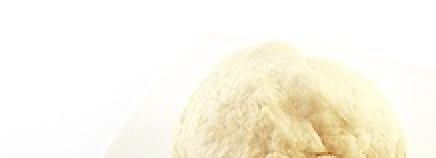 1. Этап. Пицца с ветчиной в мультиварке: Замесите эластичное тесто. Поставьте в теплое место на 15-20 минут.