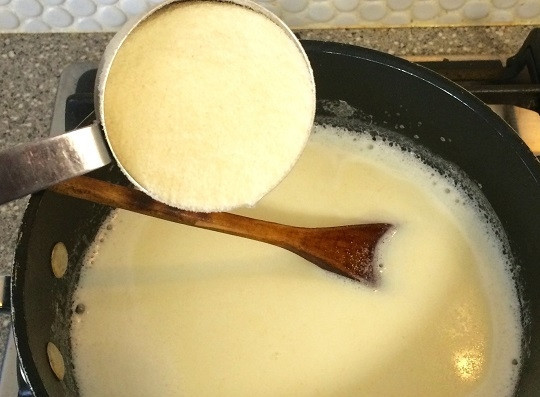 1. Этап. Манная каша на сковороде: 2. После закипания тонкой струйкой всыпайте крупу.