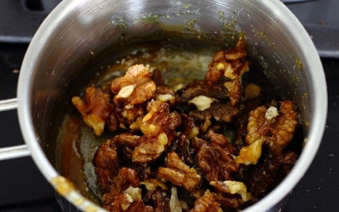 1. Этап. Салат с ветчиной и камамбером: Добавляем в карамель очищенные орехи, перемешиваем и убираем с огня.