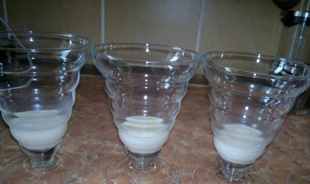 1. Этап. Желе из сметаны и какао: На дно формы выливаем первый слой (вы можете сами выбрать какой), ставим в холодильник на 8-10 минут.