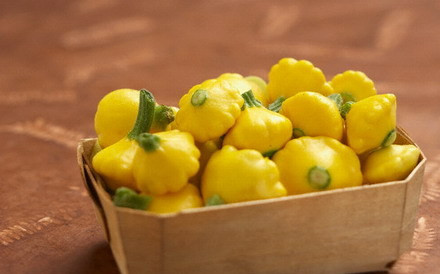 1. Этап. Патиссоны, маринованные с перцем: Патиссоны промойте, обсушите и нарежьте кусочками. Перец очистите и нарежьте. Сложите все в стерильную банку.