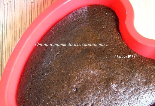 1. Этап. Шоколадно-клубничные кофейные кексы или Торт: Из половины теста я сделала 6 кексов, а из другой половины бисквит для небольшого торта размером 17х18 см.