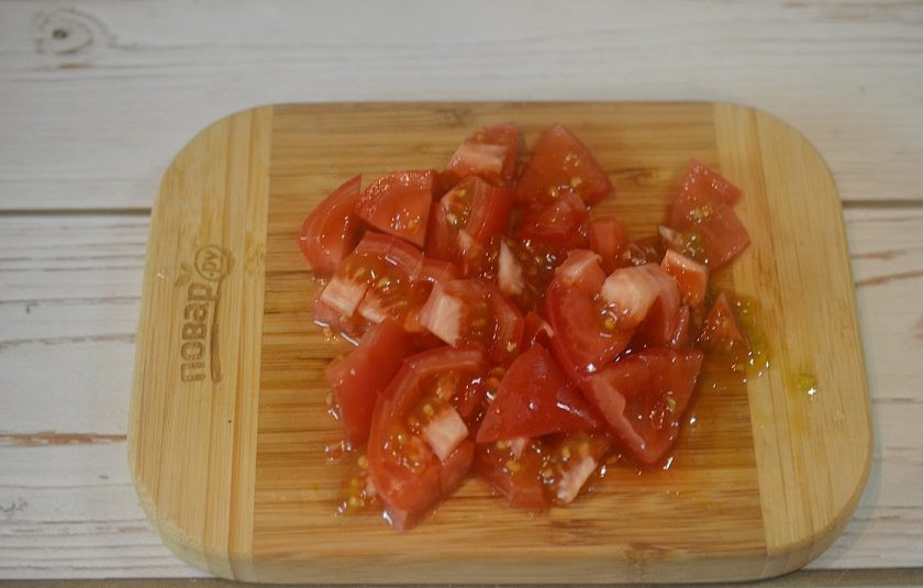 1. Этап. Чанахи по-днепропетровски: 8. Один помидор нарежьте кубиком.