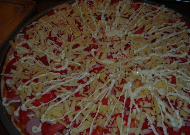 1. Этап. Пицца с сосисками и сыром: 7. Последним слоем выкладываю майонез (опять тонкой паутинкой) и отправляю пиццу в разогретый до 180 градусов духовой шкаф на 15-25 минут.